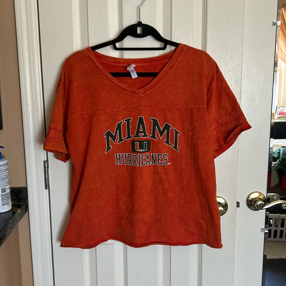 Univ of Miami V-neck tshirt XL